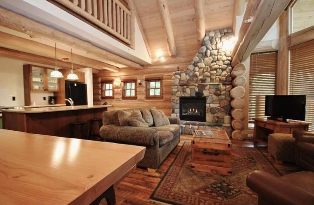 Ski-in Cabin with private hot tub + Balcony!