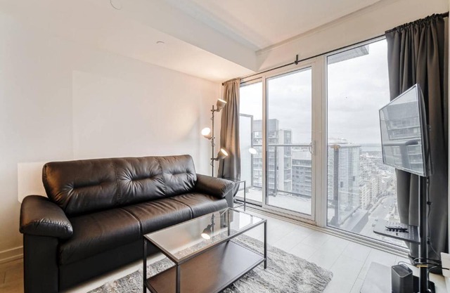 Spacious DT Condo In King West Village