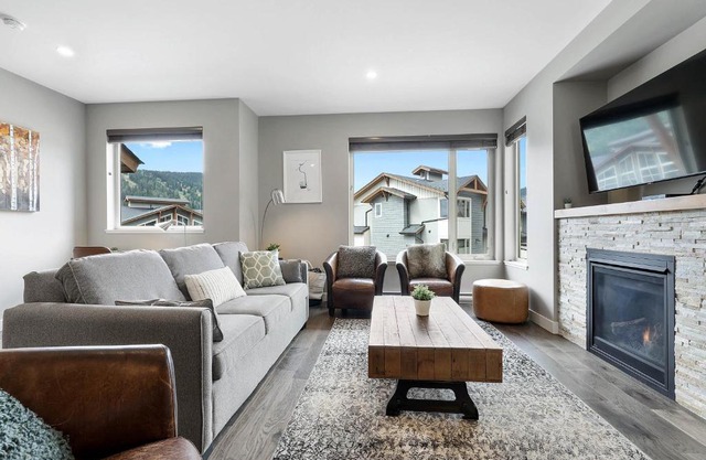 Spacious Modern Ski-in Ski-out with Hot Tub Townhouse
