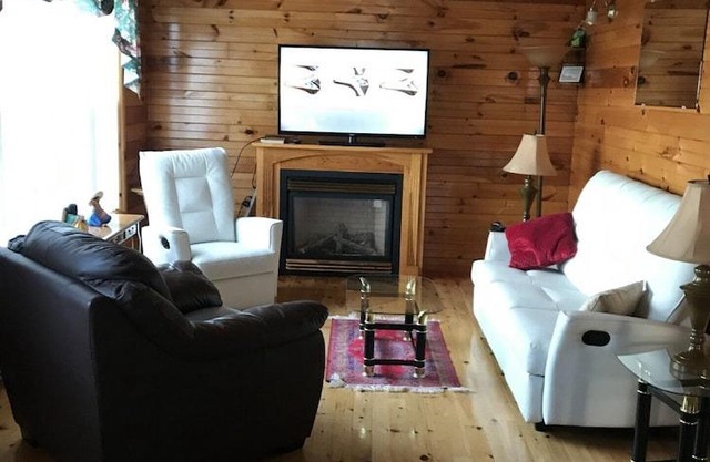 Sunset Cottage #1 near beaches, golfing, trails, shopping and local attractions!