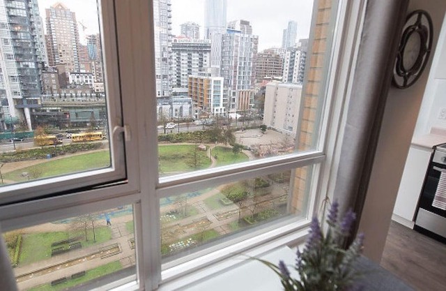 Yaletown Studio with Amazing Views (P1)