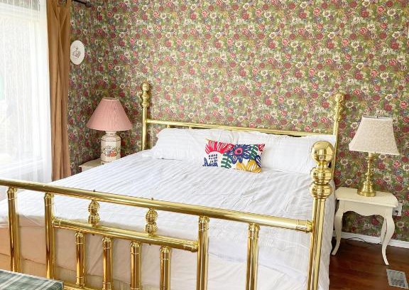 Niagara Falls Bed & Breakfast | Anne’s house
