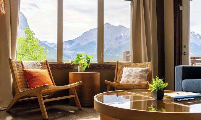 Canmore Apartment | Breathtaking Luxury 3Bd Penthouse Pool and Hot Tub