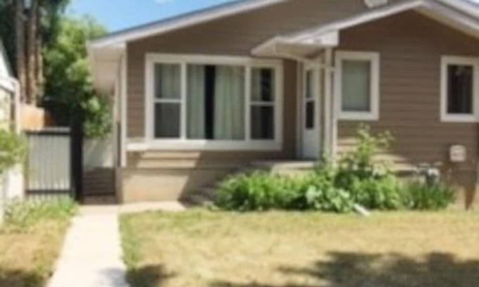 South Lethbridge House | Close to Downtown 3 Bedroom Duplex