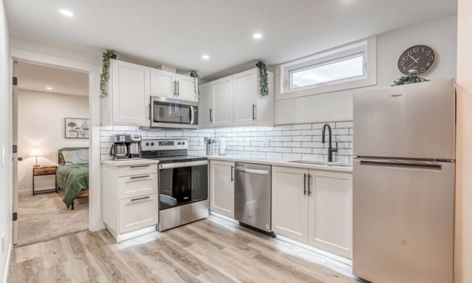Cochrane House | Cozy Ridge Retreat 2 Bedroom nKing/Queen/Pacman Arcade Machine/Fireplace