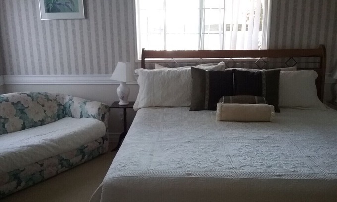 Crofton Bed & Breakfast | Crofton by the Sea Bed & Breakfast - The Seabreeze Room