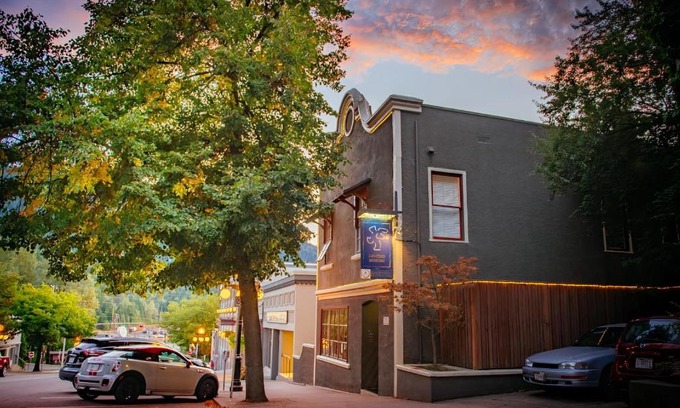 Nelson Hostel | Dancing Bear Inn