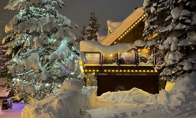 Nordic Estates House | Fabulous 5 bedroom SLOPE-SIDE SKI IN/OUT Creekside, Whistler Newly renovated