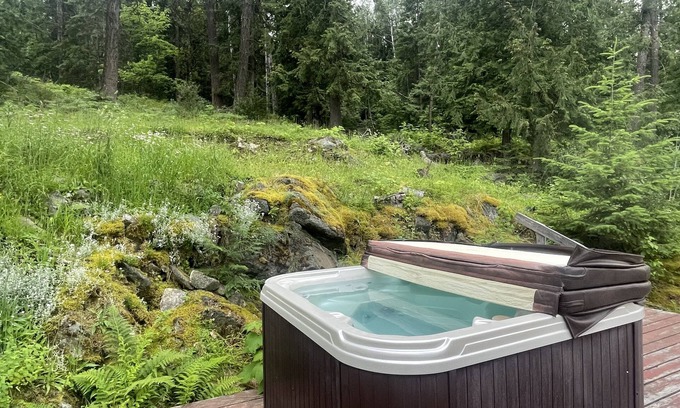 Taghum House | Fisherman Road Retreat: Full house & Suite (Lakeside)