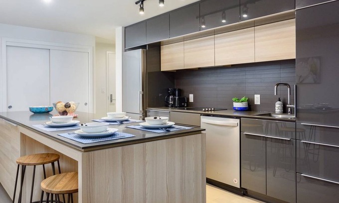 Griffintown Apartment | Gorgeous 1BR - Sleeps 4 - Popular Griffintown!