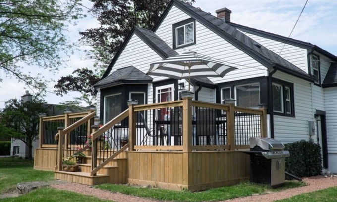 Niagara-on-the-Lake House | Hullcrest Cottage, Short stroll to Queen Street