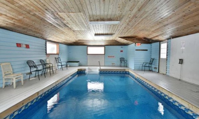 The Blue Mountains Ski Chalet | Indoor heated pool and Sauna- 8 Bedroom Chalet "Left Bank Onsis" @ Blue Mountain