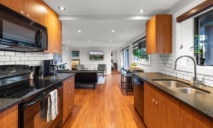 Langford Apartment | Lakefront living, BBQ, water access, parking