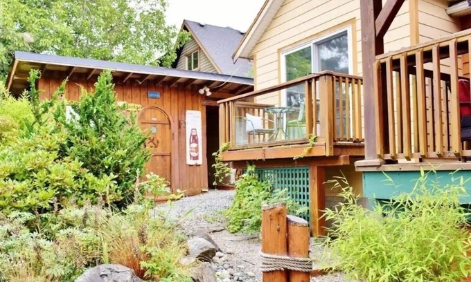 Lake Cowichan House | Lakey McLakehouse