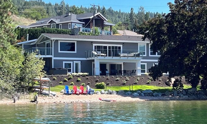 Central Okanagan House | Luxury Waterfront Home, wifi, bbq, sleeps 12