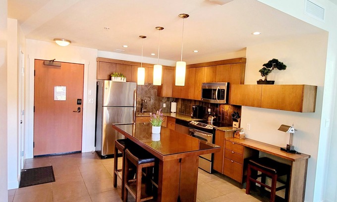 East Kootenay Condo | ✫ Modern 2 bed 2 bath condo w/pool & hot tub at the base of ski hill
