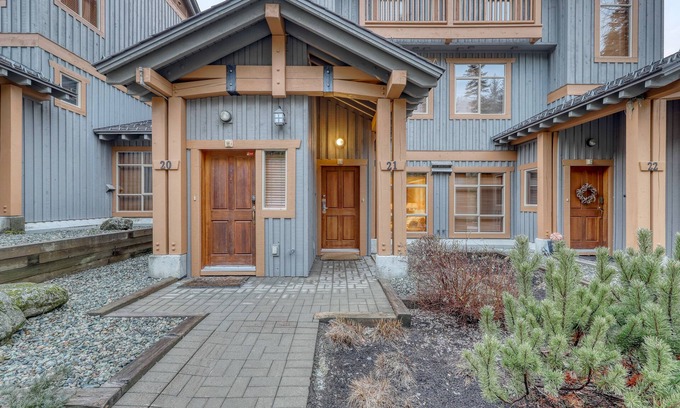 Nordic Estates House | Perfect first-floor townhome with patio, kitchen, fireplace & mountain/ski views
