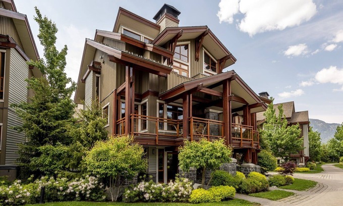 Whistler Apartment | Private Hot Tub | Garage | AC | Secure mud room
