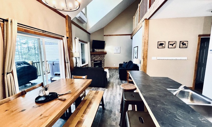 East Kootenay Condo | š¤Side by Side Ski in/out condos, 6 beds, 6 pullouts, 6 baths, two hottubs, AC š¤