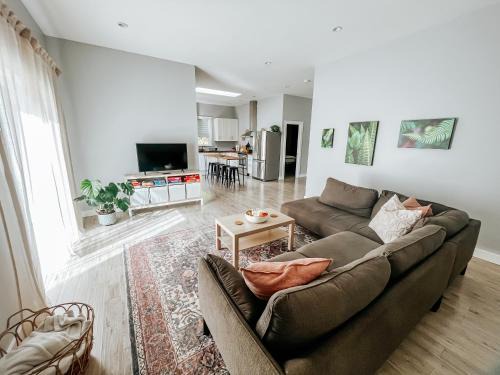 Otter Point Villa | Sooke Getaway - Relax & Recharge in Nature, Private 7min to Sooke