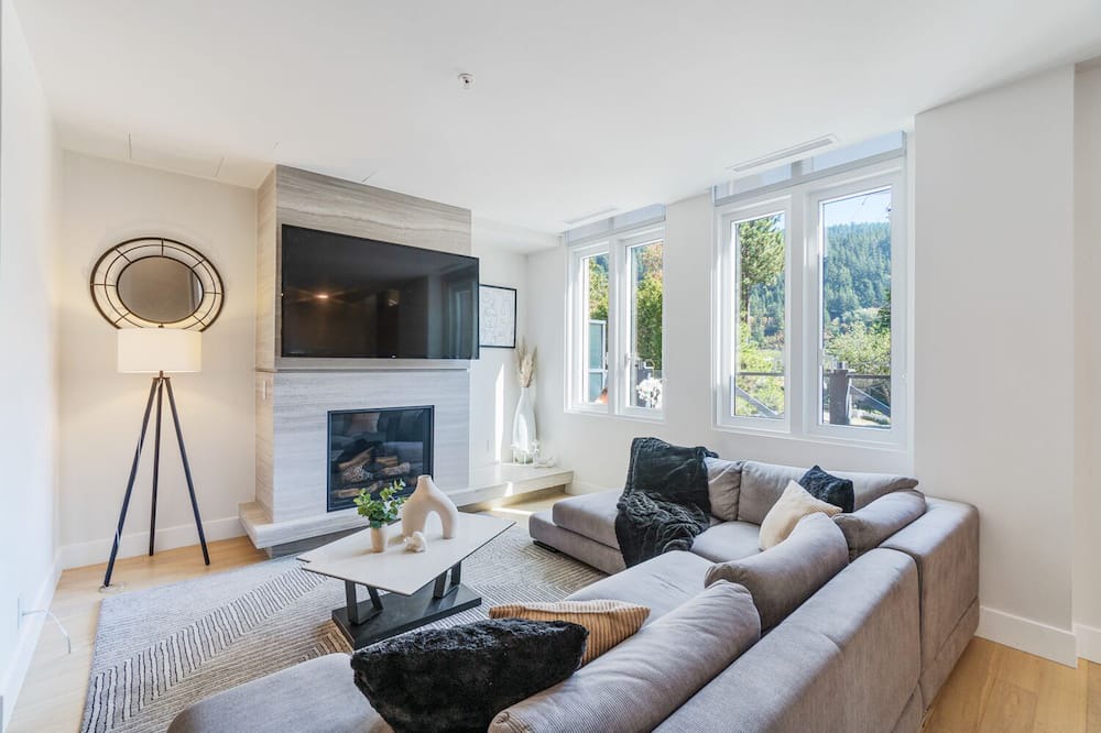 Photo of Livingroom in Horseshoe Bay