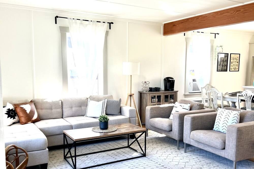 Photo of Livingroom in Honeymoon Bay
