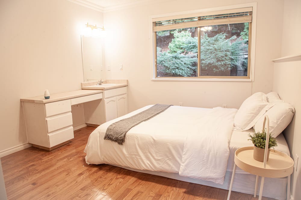 Photo of Bedroom in Upper Ten Oaks