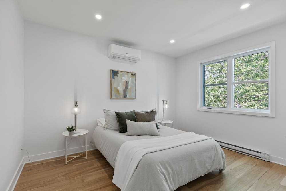 Photo of Bedroom in Saint-Lambert