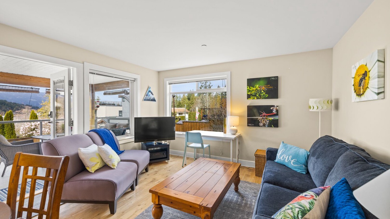 Photo of Livingroom in Brentwood Bay