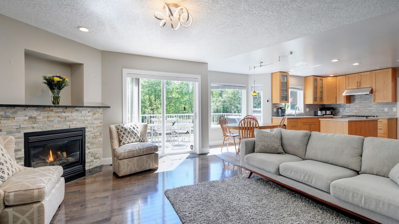 Photo of Livingroom in Brentwood Bay