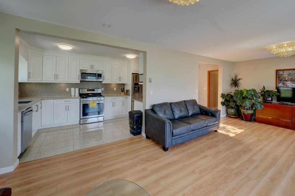 Photo of Livingroom in West Porpoise Bay