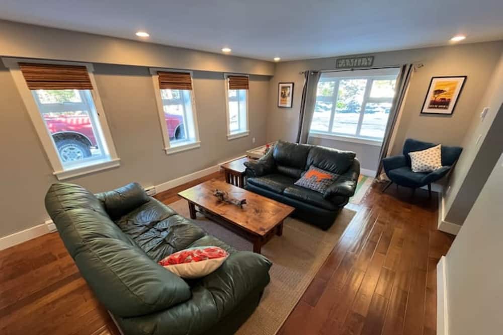 Photo of Livingroom in North Cowichan