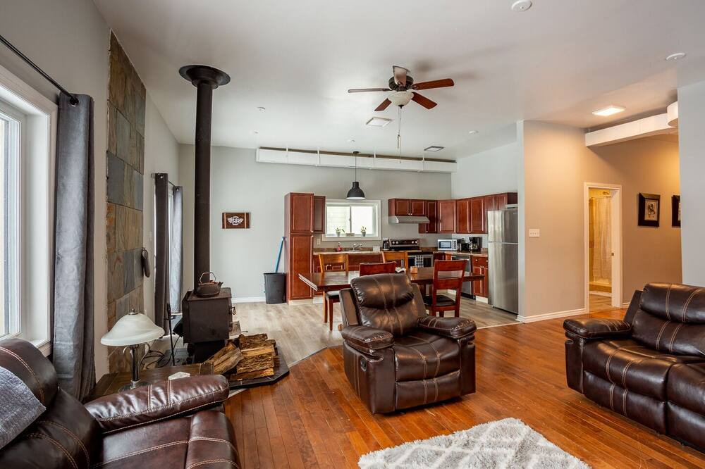 Photo of Livingroom in Quinte West