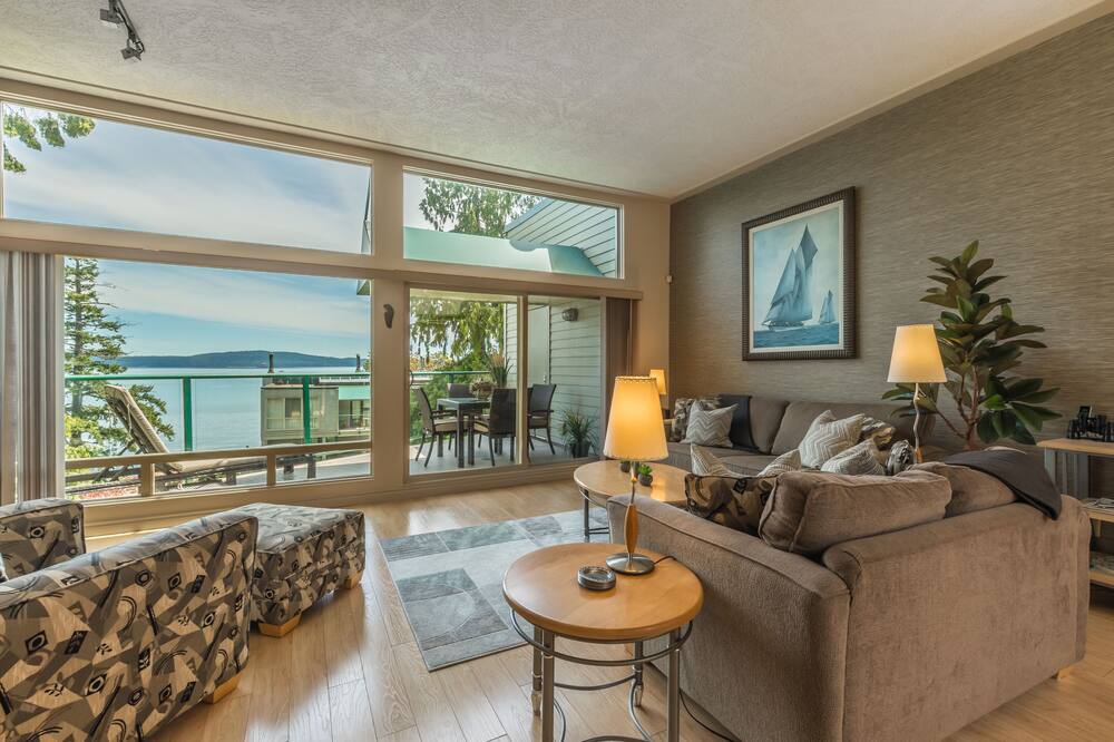Photo of Livingroom in North Oyster
