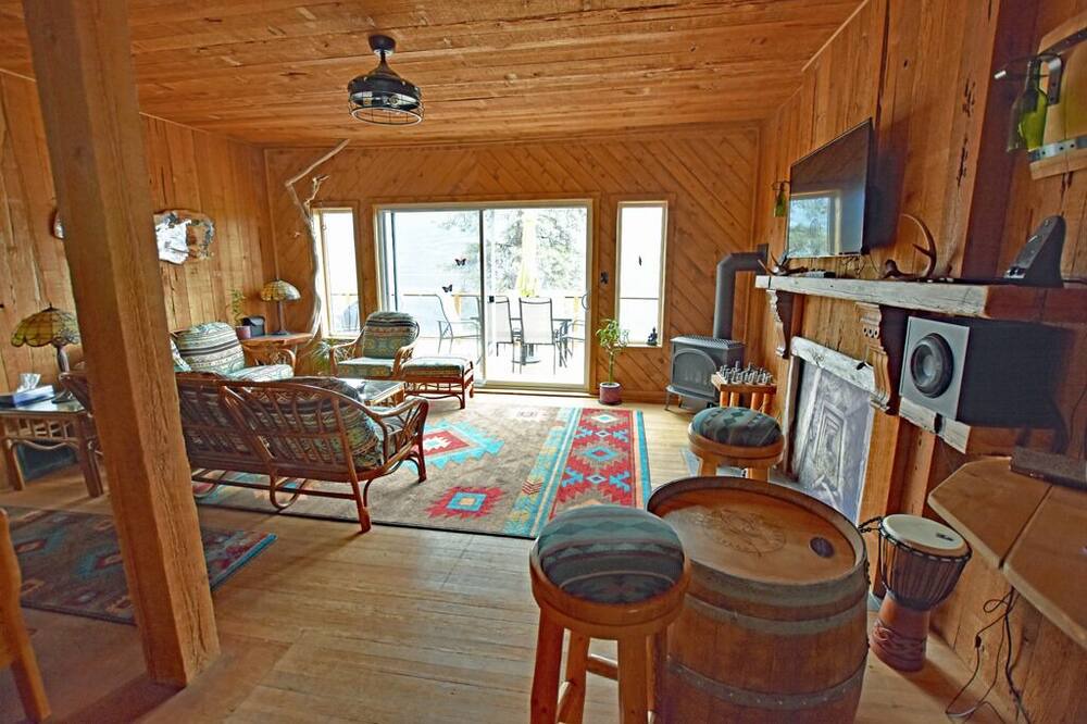 Photo of Livingroom in Ainsworth Hot Springs