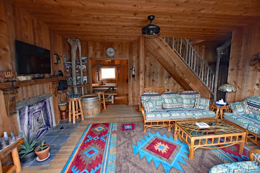 Photo of Livingroom in Ainsworth Hot Springs