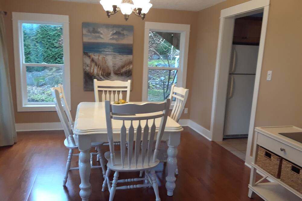Photo of Bedroom in Maple Bay