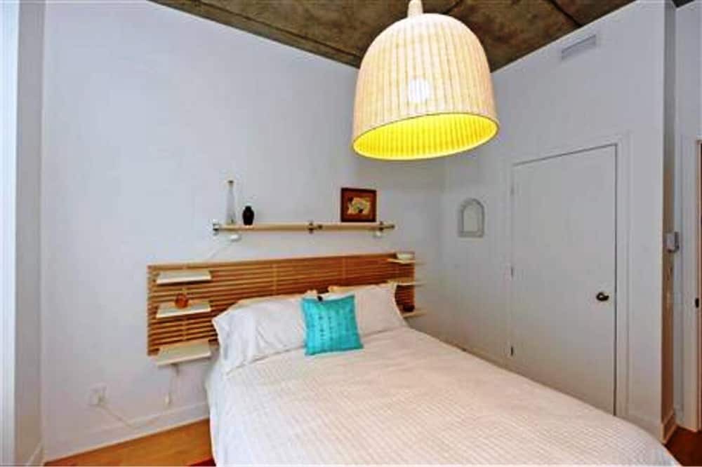 Photo of Bedroom in La Petite-Patrie