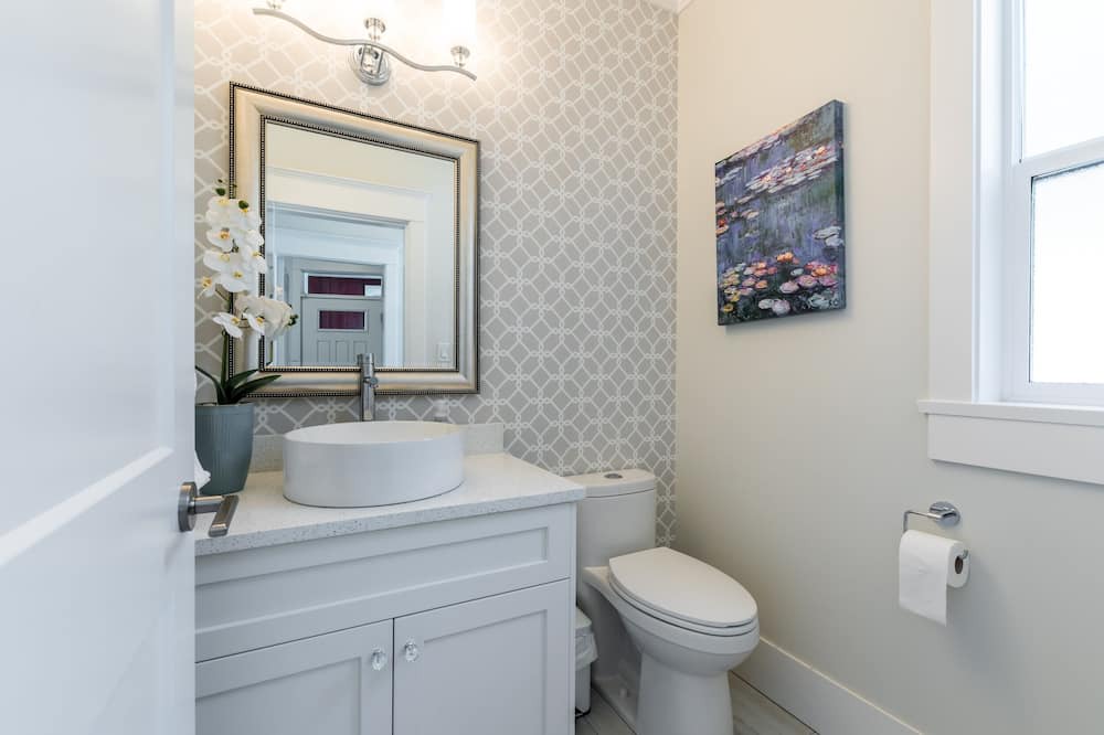 Photo of Bathroom in Eastern Hillsides