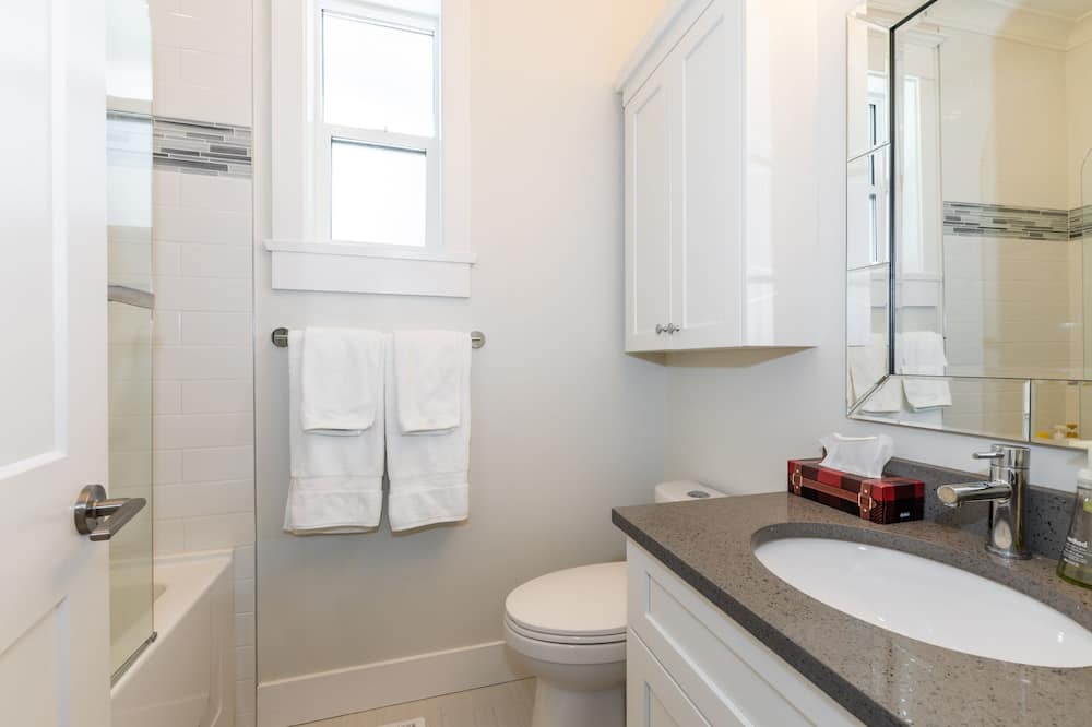Photo of Bathroom in Eastern Hillsides