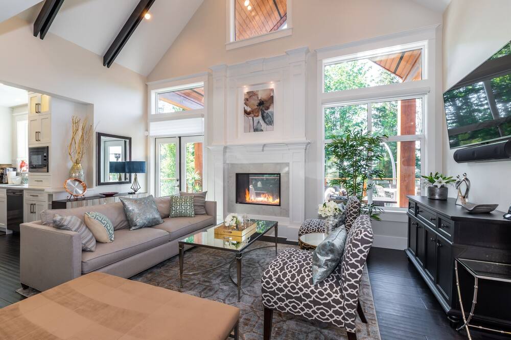 Photo of Livingroom in Eastern Hillsides