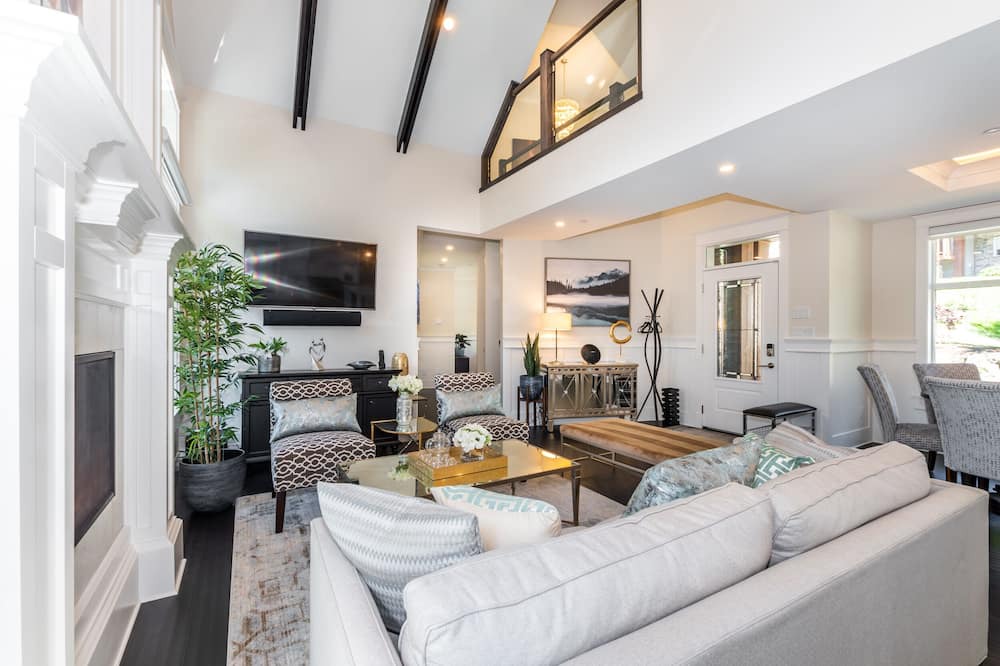 Photo of Livingroom in Eastern Hillsides
