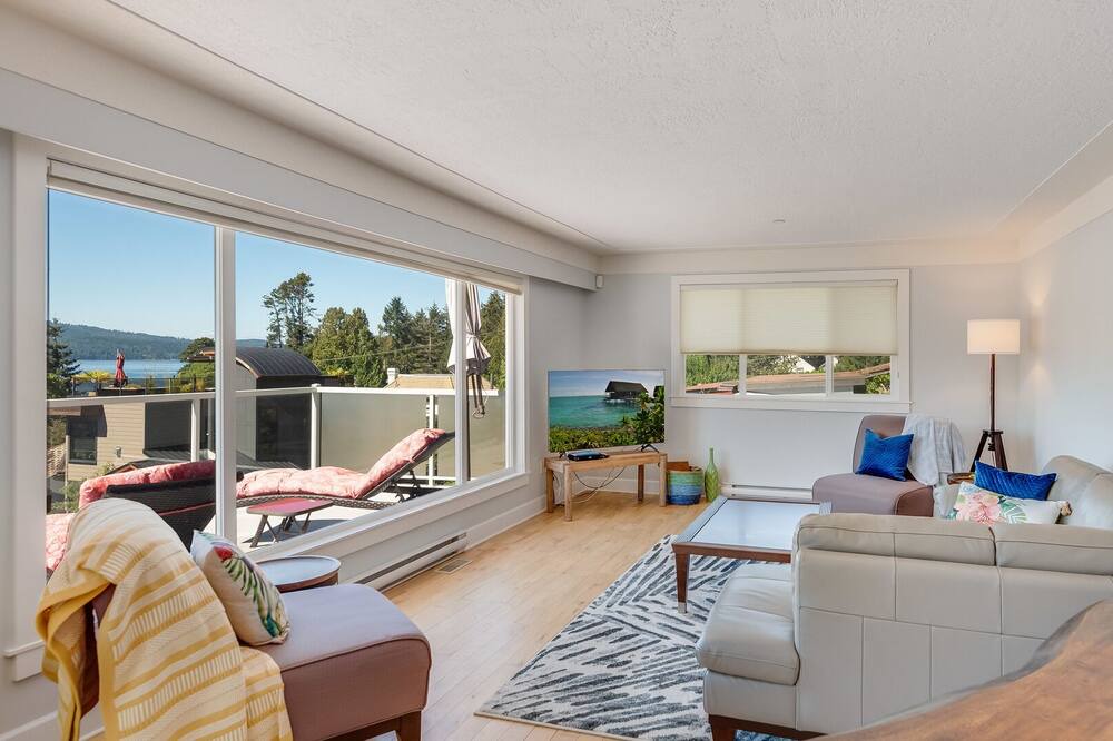 Photo of Livingroom in Brentwood Bay