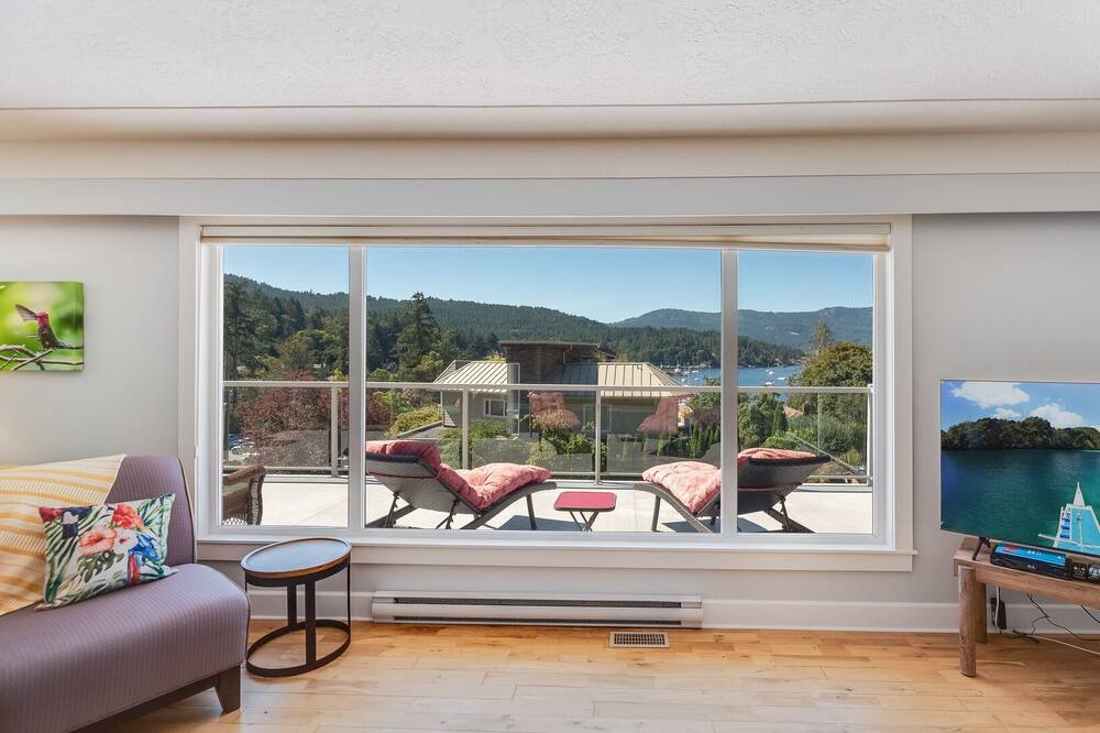 Photo of Livingroom in Brentwood Bay