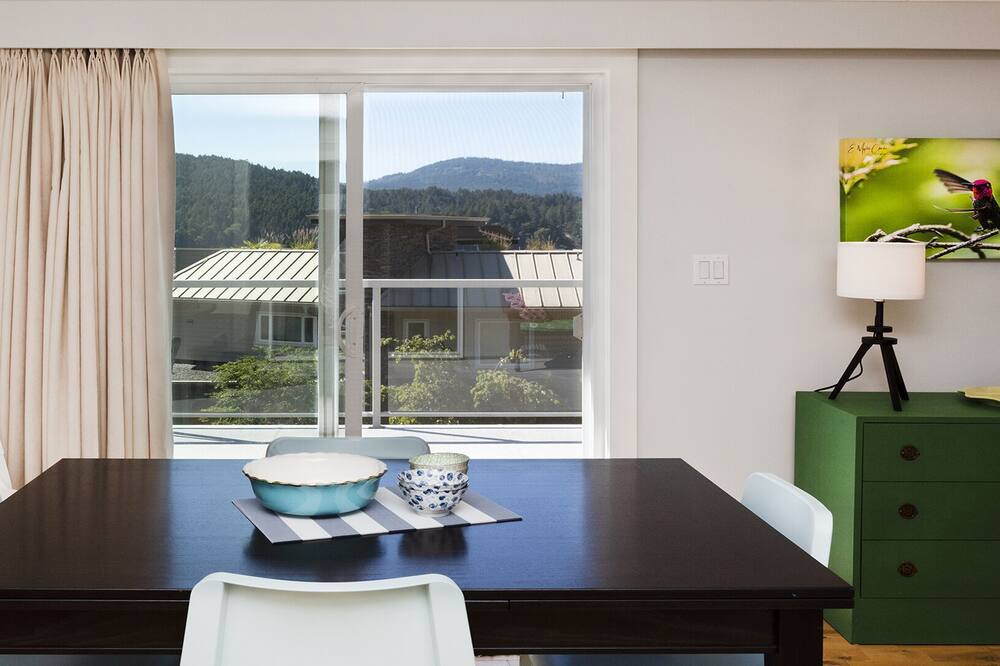 Photo of Livingroom in Brentwood Bay