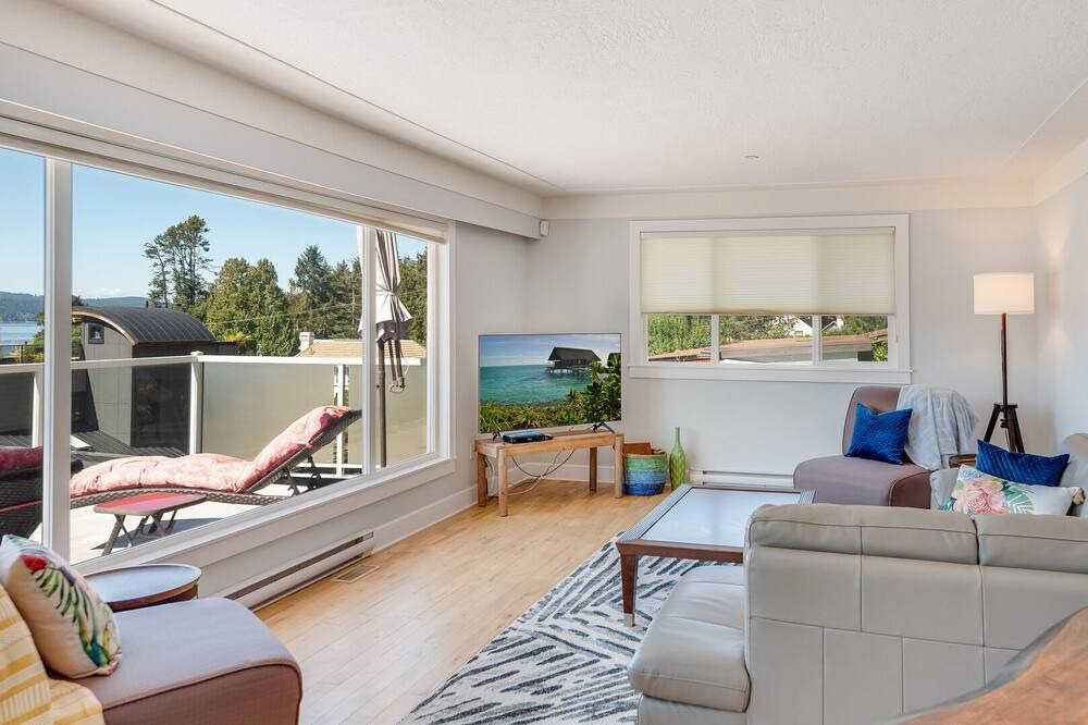 Photo of Livingroom in Brentwood Bay