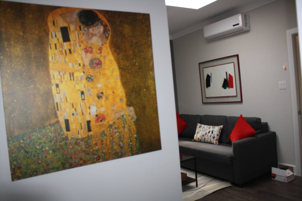 Photo of Livingroom in La Petite-Patrie