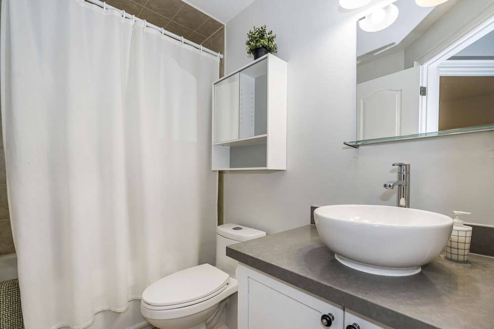 Photo of Bathroom in Little Portugal