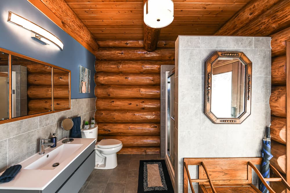 Photo of Bathroom in Courtenay