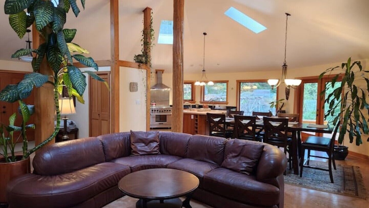 Photo of Livingroom in Lake Cowichan